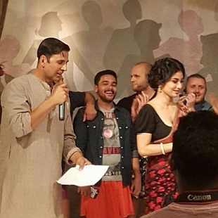Akshay Kumar and Mouni Roy look adorable in the recent pics from the sets of Gold