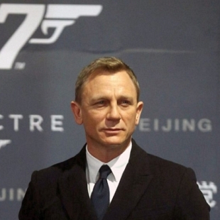 Daniel Craig reportedly signs two other Bond films.