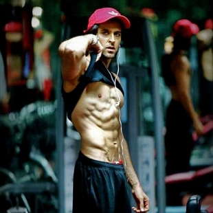 Hrithik caught his fan clicking his photo in the gym and formats her mobile