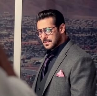 Salman Khan breaks a fan's mobile
