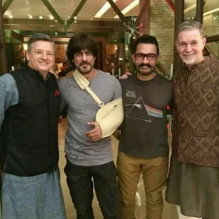 Shah Rukh Khan hosts a party for Aamir Khan and Netflix CEO