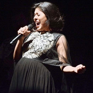 Singer Sunidhi Chauhan flaunts baby bump in music concert