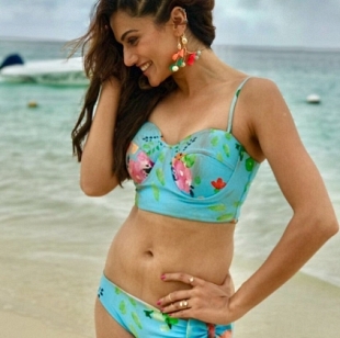 Taapsee Pannu posts a bikini picture from sets of Judwaa2 on her Twitter