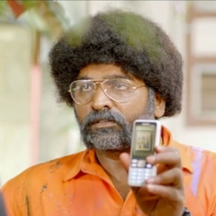 Oru Nalla Naal Paathu Solren - Vijay Sethupathi uses a Samsung