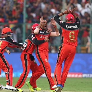 Samuel Badree (RCB) vs MI in 2017