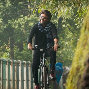 Rajini riding a cycle like Annamalai