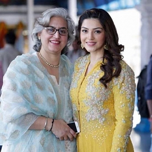 Mehreen Pirzada With Her Mom