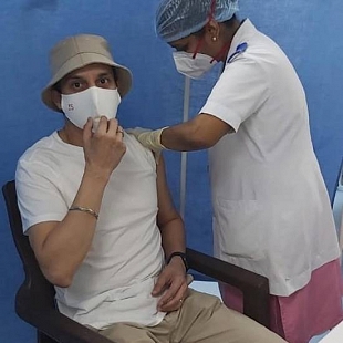 Bollywood Actor Jimmy Shergill Took his Covid Vaccine 